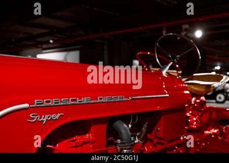 Tracteur Porsche. Tracteur diesel d'époque. Exposition de voitures classiques - Centre Heydar Aliyev, Bakou, Azerbaïdjan - 26,04,2017 Banque D'Images