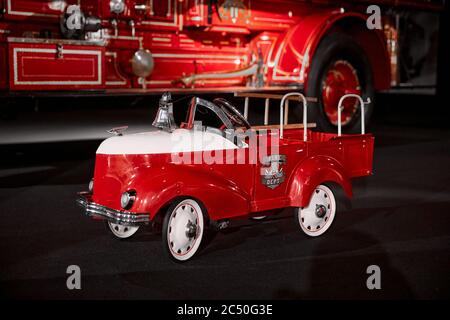 Camion rouge d'incendie d'époque pour enfant. Voiture rétro, jouet pour enfants. Exposition de voitures classiques - Centre Heydar Aliyev, Bakou, Azerbaïdjan 26,04,2017 Banque D'Images