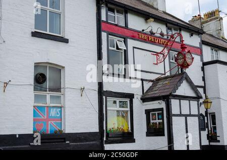 Parkgate, Wirral, Royaume-Uni: 17 juin 2020: La maison publique du Lion rouge qui est temporairement fermée en raison de la pandémie du coronavirus a des fenêtres de remerciement Banque D'Images