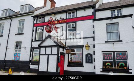 Parkgate, Wirral, Royaume-Uni: 17 juin 2020: La maison publique du Lion rouge qui est temporairement fermée en raison de la pandémie du coronavirus a des fenêtres de remerciement Banque D'Images