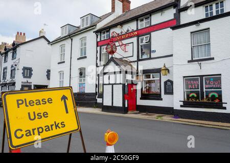 Parkgate, Wirral, Royaume-Uni: 17 juin 2020: Un panneau de signalisation routière indique aux conducteurs d'utiliser les parkings. Le panneau est en face de la maison publique Red Lion qui est temporairement Banque D'Images