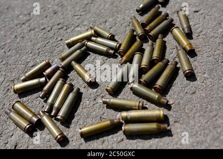 RÉGION DE DONETSK, Ukraine. 29 juin 2020. Cartouches vides pour la mitrailleuse sur l'asphalte dans la zone de l'opération anti-terroriste )photo par Aleksandr Gusev/Pacific Press) Credit: Pacific Press Agency/Alay Live News Banque D'Images