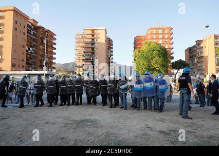 Mondragone, Campanie, Italie. 29 juin 2020. Italie, 29/06/2020, le dirigeant de la droite italienne Séné. Matteo Salvini de la Ligue du Nord est allé aujourd'hui à Mondragone dans la zone rouge où il y a beaucoup de cas de Covid-19. Quand le politicien est arrivé, il y a eu beaucoup de protestations et d'accusations de police. Crédit : Fabio Sasso/ZUMA Wire/Alay Live News Banque D'Images