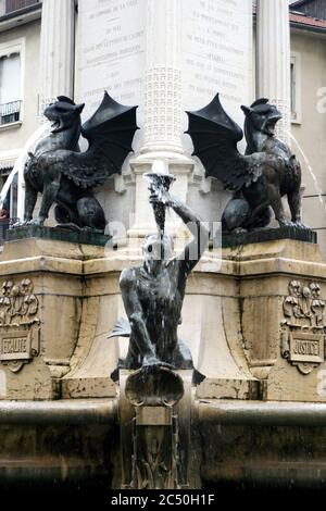 Monument « Fontaine des trois ordres » sur place notre Dame, Grenoble, France. Banque D'Images