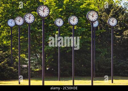 Pièce d'art Zeitfeld (champ de temps), 24 horloges de station en synchronisation à la Volksgarten à Düsseldorf, Allemagne, Rhénanie-du-Nord-Westphalie, Basse-Rhin, Düsseldorf Banque D'Images