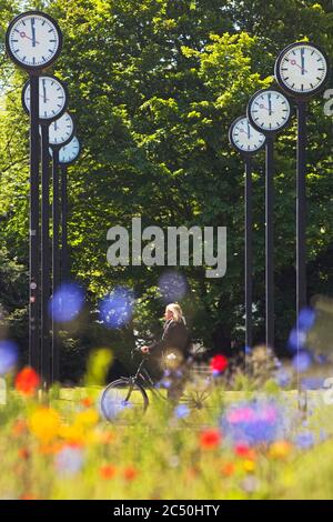 Pièce d'art Zeitfeld (champ de temps), 24 horloges de station en synchronisation à la Volksgarten à Düsseldorf, Allemagne, Rhénanie-du-Nord-Westphalie, Basse-Rhin, Düsseldorf Banque D'Images