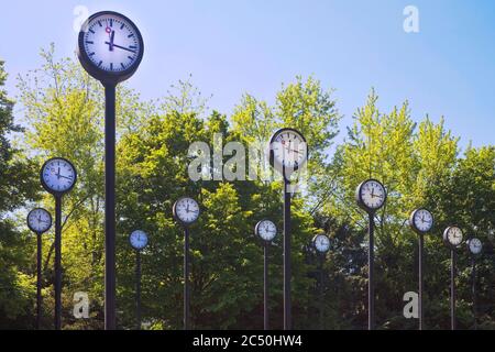 Pièce d'art Zeitfeld (champ de temps), 24 horloges de station en synchronisation à la Volksgarten à Düsseldorf, Allemagne, Rhénanie-du-Nord-Westphalie, Basse-Rhin, Düsseldorf Banque D'Images