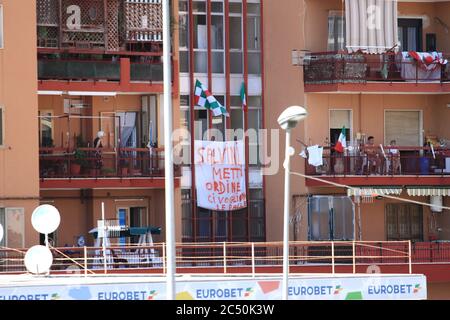 Le présidium antifasciste en liaison avec la visite du leader du sénateur de la Ligue Matteo Salvini. Visite née après la déclaration de la zone rouge dans le district des anciens palais Cirio en raison d'une flambée de Covid-19 parmi de nombreux résidents de nationalité bulgare et italienne. Des affrontements ont eu lieu entre les forces de l'ordre et les opposants au chef de la Ligue. Ces derniers ont essayé de perturber à tous les points la brève intervention du politicien.des affrontements verbaux aussi entre les partisans de Matteo Salvini et les manifestants du chef de la Ligue. Dans une dernière accusation de police, un jeune Banque D'Images