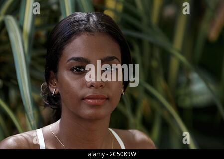 belle jeune femme cubaine dans un parc de la havane Banque D'Images