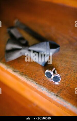 Noeud papillon et boutons de manchette. Préparatifs pour le jour du mariage. Banque D'Images