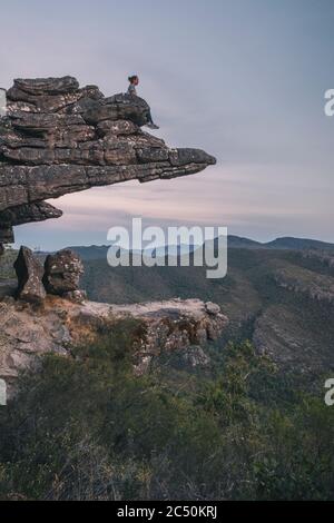 Woman est située au sommet des balcons et regarde le paysage du parc national des Grampians, Victoria, Australie Banque D'Images