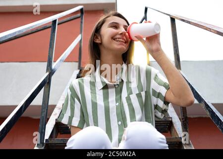 femme d'affaires buvant du café à emporter dans la ville. Concept de café à emporter. Café à emporter. Banque D'Images
