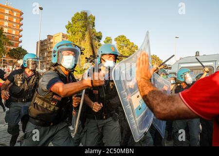 Mondragone, Campanie, Italie. 29 juin 2020. Le dirigeant de la droite italienne Séné Matteo Salvini de la Ligue du Nord est allé aujourd'hui à Mondragone dans la zone rouge où il y a beaucoup de cas de Covid-19. Quand le politicien est arrivé, il y a eu beaucoup de protestations et d'accusations de police. Crédit : Fabio Sasso/ZUMA Wire/Alay Live News Banque D'Images