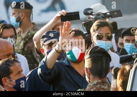 Mondragone, Campanie, Italie. 29 juin 2020. Le dirigeant de la droite italienne Séné MATTEO SALVINI de la Ligue du Nord est allé aujourd'hui à Mondragone dans la zone rouge où il y a beaucoup de cas de Covid-19. Quand le politicien est arrivé, il y a eu beaucoup de protestations et d'accusations de police. Crédit : Fabio Sasso/ZUMA Wire/Alay Live News Banque D'Images