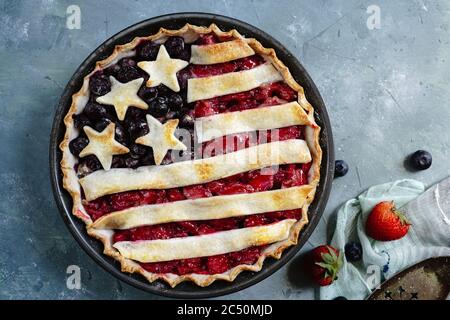 Tarte drapeau américain aux bleuets et aux fraises Banque D'Images