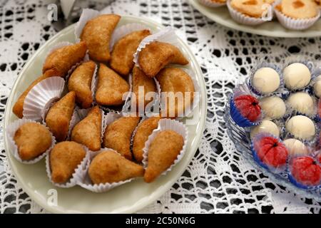 Coxinha et empada Brazilian snack. Plusieurs délicieux en-cas avec poulet sur une assiette blanche Banque D'Images