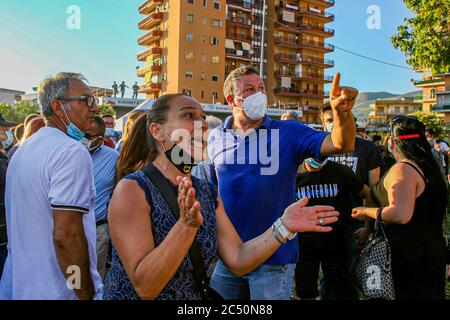 Mondragone, Italie. 29 juin 2020. Septième jour de quarantaine dans les anciens bâtiments Cirio de Mondragone, le sénateur Matteo Salvini est attendu aujourd'hui. --------------- septième jour de quarantaine dans les anciens bâtiments Cirio de mondragone, aujourd'hui est attendu sénateur Matteo Salvini. Crédit : Agence de photo indépendante/Alamy Live News Banque D'Images