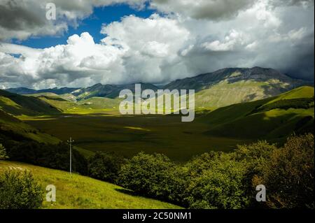 Panorama de Piano Grande autour de Castelluccio di Norcia, avec début de floraison (juin 2020) : champs aux couleurs somptueuses. Paysage naturel impressionnant. Banque D'Images