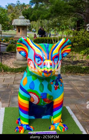 Sydney Australie 13 octobre 2019. La statue du Koala, « guerrier de la faune » dans les jardins botaniques royaux, nous rappelle de sortir et de pénétrer dans la nature. Banque D'Images