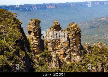 Les trois Sœurs sont une formation rocheuse inhabituelle dans les Montagnes Bleues de la Nouvelle Galles du Sud, Australie, au nord de l'escarpement de la vallée Jamison. Banque D'Images