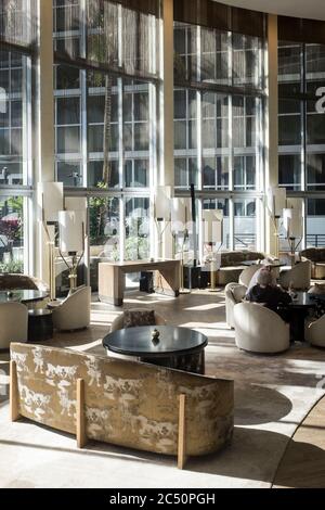 Salon pour les personnes baigné de lumière dans le salon du hall de l'hôtel Nobu à l'Eden Roc à Miami Beach, Floride, États-Unis Banque D'Images