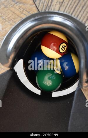 Table de billard noire avec boules. Billes dans le trou. Gros plan. Vue de dessus Banque D'Images