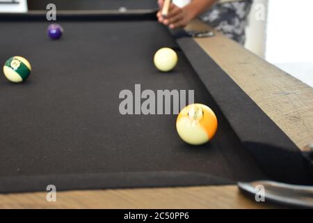 Table de billard noire, jeu de billard - gros plan d'un homme jouant de billard Banque D'Images