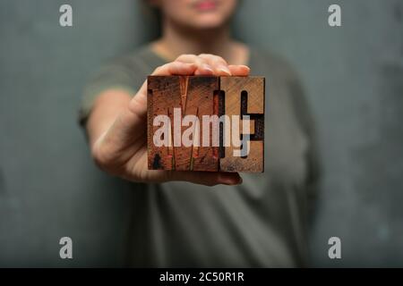 Femme tenant le mot 'me' en lettres typographiques en bois. Émancipation, personnalité, droits de l'homme, LGBT, féminisme, concept de confiance en soi Banque D'Images