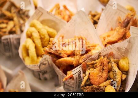 En-cas de fruits de mer au Mercat de la Boqueria, un célèbre marché alimentaire situé à proximité des Ramblas, Barcelone Banque D'Images