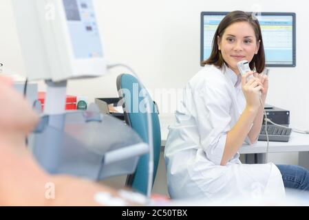 médecin souriant avec un échographe Banque D'Images