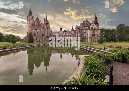 Moszna Le château est un palais historique situé dans un petit village de Moszna est l'un des plus connus monuments en Haute Silésie. Banque D'Images