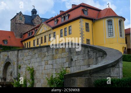 25 juin 2020, Saxe-Anhalt, Ballenstedt : le château de Ballenstedt dans le jardin du château. Le jardin du palais est l'un des plus importants jardins de Saxe-Anhalt et couvre 29 hectares. Les jardins remontent au prince Friedrich Albrecht d'Anhalt-Bernburg, qui fit de Ballenstedt sa résidence en 1765. Le château et le parc du château de Ballenstedt font partie du réseau « Garden Dreams - Historical Parks in Saxe-Anhalt », qui souhaitait célébrer son 20e anniversaire cette année. Il comprend 43 des plus beaux et des plus importants jardins de l'État. En raison de la propagation du virus corona, de nombreux événements et Banque D'Images