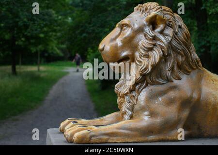 25 juin 2020, Saxe-Anhalt, Ballenstedt : une sculpture sur lion en fonte vieille de 200 ans, de Gottfried Schadow, peut être vue sur le bord d'un sentier de randonnée qui mène à travers le jardin du château de Ballenstedt. Le jardin du palais est l'un des plus importants jardins de Saxe-Anhalt et couvre 29 hectares. Le jardin date du prince Friedrich Albrecht d'Anhalt-Bernburg, qui fit de Ballenstedt sa résidence en 1765. Le château et le parc du château de Ballenstedt font partie du réseau « Garden Dreams - Historical Parks in Saxe-Anhalt », qui souhaitait célébrer son 20e anniversaire cette année. Il est compris Banque D'Images