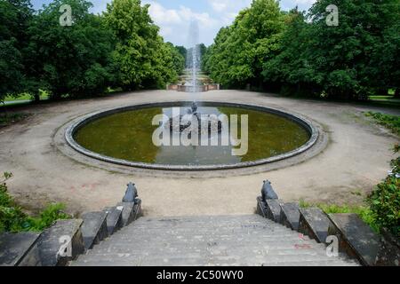 25 juin 2020, Saxe-Anhalt, Ballenstedt : le dragon dans le grand bassin d'eau du jardin du château de Ballenstedt fait jailler une fontaine. Le jardin du palais est l'un des plus importants jardins de Saxe-Anhalt et couvre 29 hectares. Le jardin date du prince Friedrich Albrecht d'Anhalt-Bernburg, qui fit de Ballenstedt sa résidence en 1765. Le château et le parc du château de Ballenstedt font partie du réseau « Garden Dreams - Historical Parks in Saxe-Anhalt », qui souhaitait célébrer son 20e anniversaire cette année. Il comprend 43 des plus beaux et des plus importants jardins de l'État. En raison de t Banque D'Images