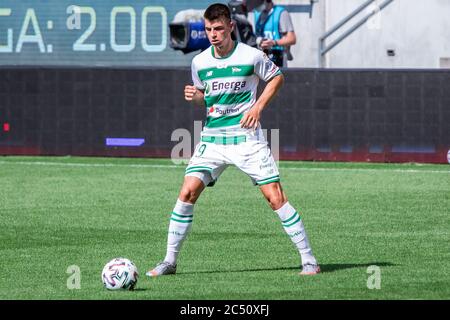 Bialystok, Pologne. 28 juin 2020. Karol Fila de Lechia Gdansk vu en action pendant le match PKO polonais Ekstraklasa entre Jagiellonia Bialystok et Lechia Gdansk au stade de Bialystok City.(score final; Jagiellonia Bialystok 1:2 Lechia Gdansk) crédit: SOPA Images Limited/Alay Live News Banque D'Images