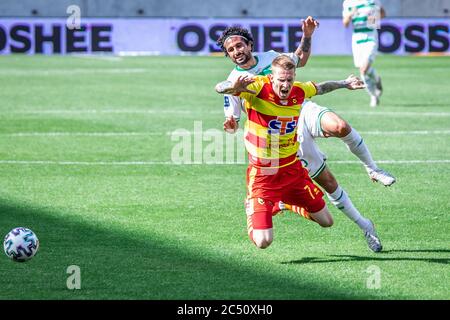 Bialystok, Pologne. 28 juin 2020. Kenny Saief de Lechia Gdansk et Jakub Wojcicki de Jagiellonia Bialystok sont vus en action pendant le match PKO polonais Ekstraklasa entre Jagiellonia Bialystok et Lechia Gdansk au stade de Bialystok City.(score final; Jagiellonia Bialystok 1:2 Lechia Gdansk Limited) SOPAMY/SOPA SOPDANSK Banque D'Images