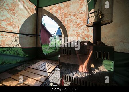 Un sauna de tente dans la campagne, Inkoo, Finlande Banque D'Images