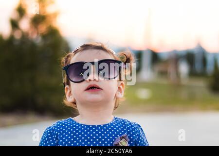 Lunettes de fille élégante Banque D'Images