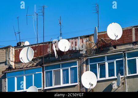 Différents types d'antennes tv avec câbles sur l'ancien toit. Concept de médias de masse Banque D'Images