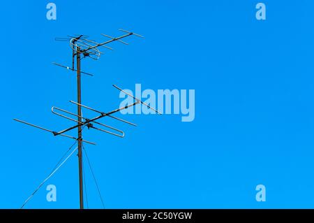 Une ancienne antenne tv sur fond bleu ciel Banque D'Images