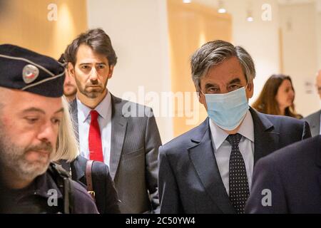 (200630) -- BEIJING, 30 juin 2020 (Xinhua) -- l'ancien Premier ministre français François Fillon arrive au palais de justice de Paris, France, le 29 juin 2020. L'ancien Premier ministre français François Fillon, condamné pour détournement de fonds publics en créant un faux emploi pour sa femme, a été condamné à cinq ans de prison dont trois suspendus, a statué le tribunal de Paris lundi. Sa femme Penelope a été condamnée à trois ans de prison avec sursis. Les deux ont été condamnés à une amende de 375,000 euros (environ 420,000 dollars américains). Fillon a également reçu 10 ans d'inadmissibilité et sa femme deux ans. (Photo par Aurélien Morissard/ Banque D'Images