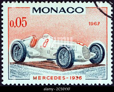 MONACO - VERS 1967 : un timbre imprimé à Monaco montre la Mercedes Grand Prix de voiture de course de 1936, vainqueur du Grand Prix de Monaco, vers 1967. Banque D'Images