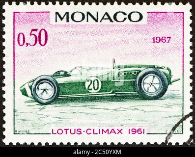 MONACO - VERS 1967 : un timbre imprimé à Monaco montre la voiture de course du Grand Prix Lotus-Climax de 1961, vainqueur du Grand Prix de Monaco, vers 1967. Banque D'Images