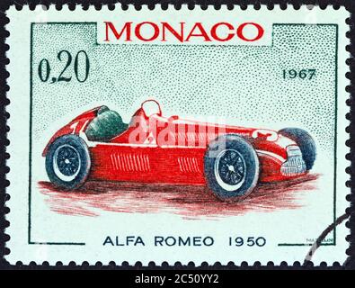 MONACO - VERS 1967 : un timbre imprimé à Monaco montre la voiture de course Alfa Romeo Grand Prix de 1950, vainqueur du Grand Prix de Monaco, vers 1967. Banque D'Images