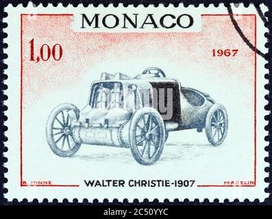 MONACO - VERS 1967 : un timbre imprimé à Monaco du 25e Grand Prix de Monaco montre la voiture de course Walter Christie Grand Prix de 1907 Banque D'Images