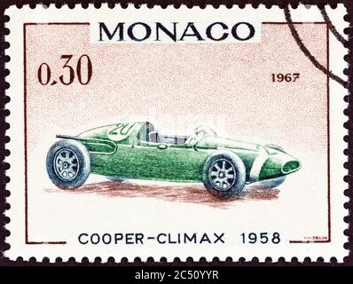 MONACO - VERS 1967 : un timbre imprimé à Monaco montre la voiture de course Cooper-Climax Grand Prix de 1958, vainqueur du Grand Prix de Monaco, vers 1967. Banque D'Images
