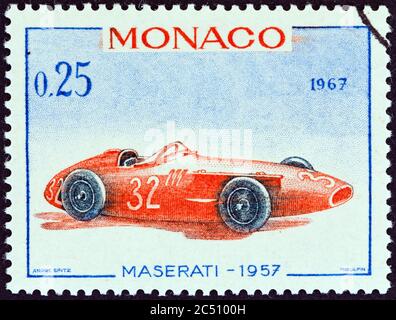 MONACO - VERS 1967 : un timbre imprimé à Monaco montre la voiture de course du Grand Prix de Maserati de 1957, vainqueur du Grand Prix de Monaco, vers 1967. Banque D'Images