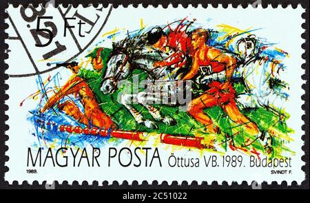 HONGRIE - VERS 1989: Un timbre imprimé en Hongrie du 31ème Championnat du monde moderne de Pentathlon, Budapest, montre des concurrents Banque D'Images