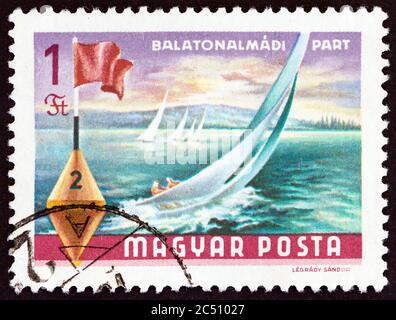 HONGRIE - VERS 1968: Un timbre imprimé en Hongrie du numéro de "Lake Balaton Resorts" montre des yachts et des bouées, Balatonalmadi, vers 1968. Banque D'Images