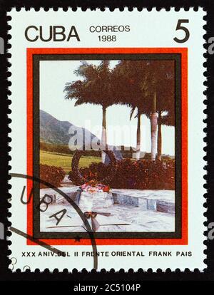 CUBA - VERS 1988 : un timbre imprimé à Cuba montre le mémorial de Frank Pais, flamme éternelle, vers 1988. Banque D'Images